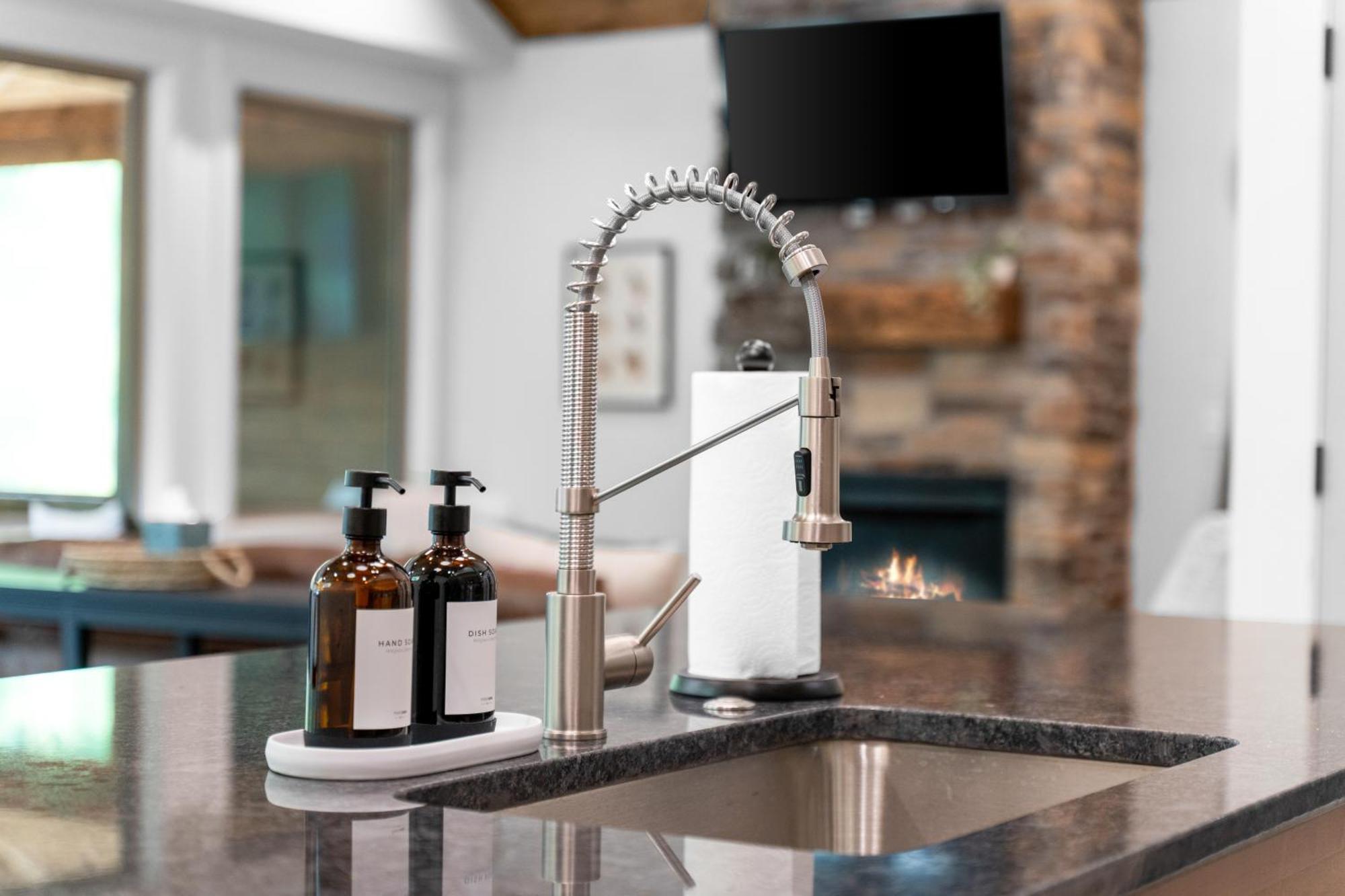 New Ozark Oasis Luxe Retreat With Hot Tub Hébergement de vacances
