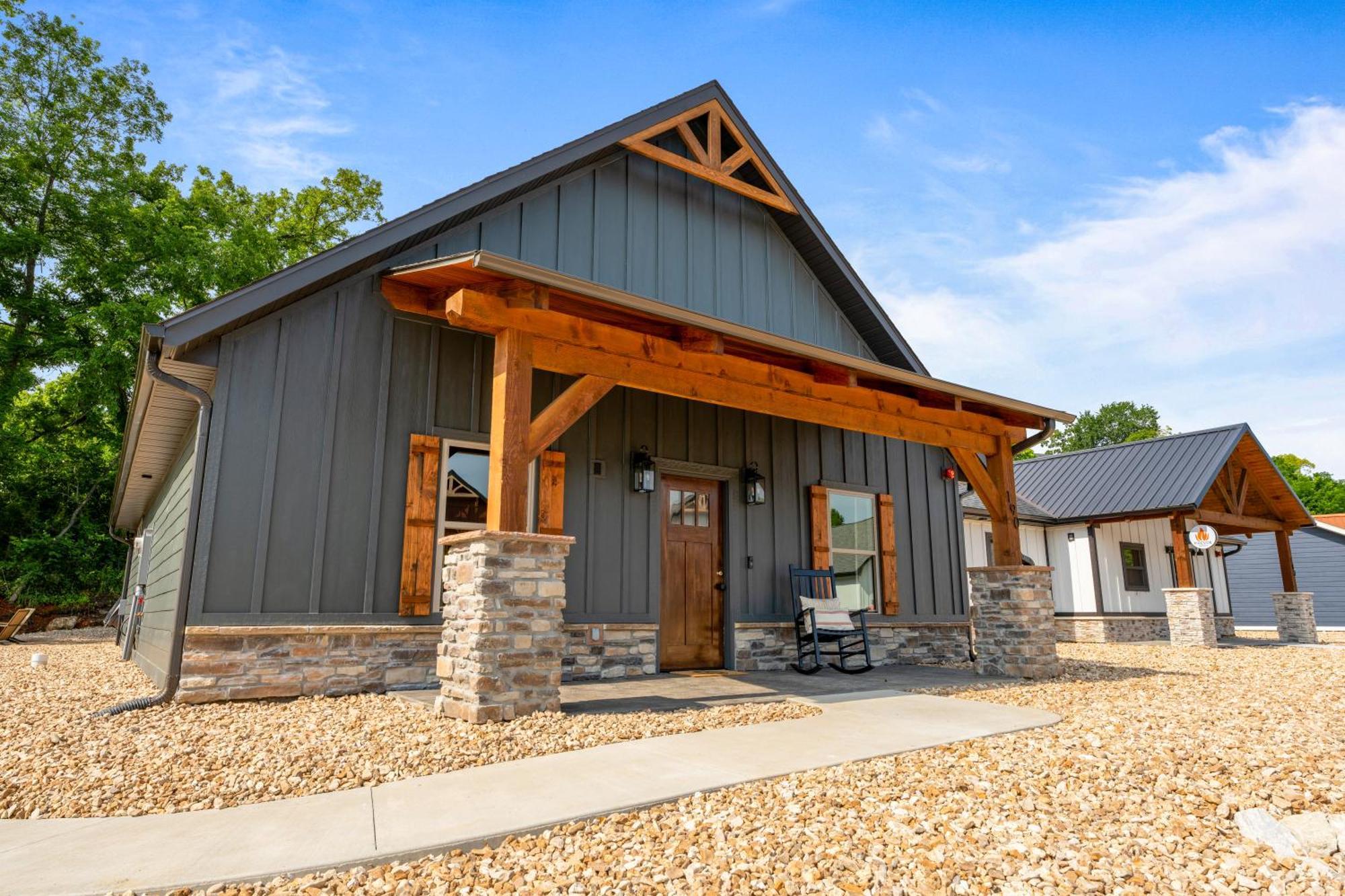 New Ozark Oasis Luxe Retreat With Hot Tub *