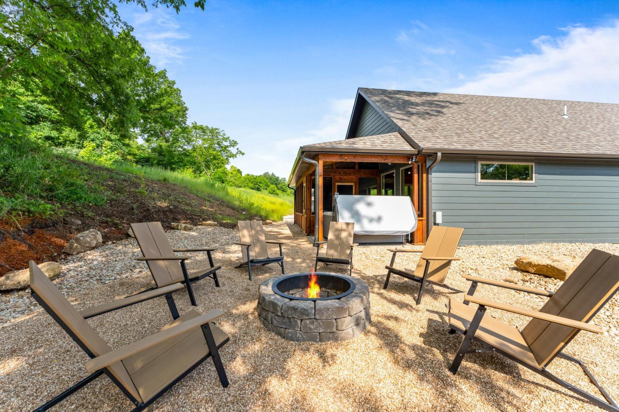 New Ozark Oasis Luxe Retreat With Hot Tub Hollister