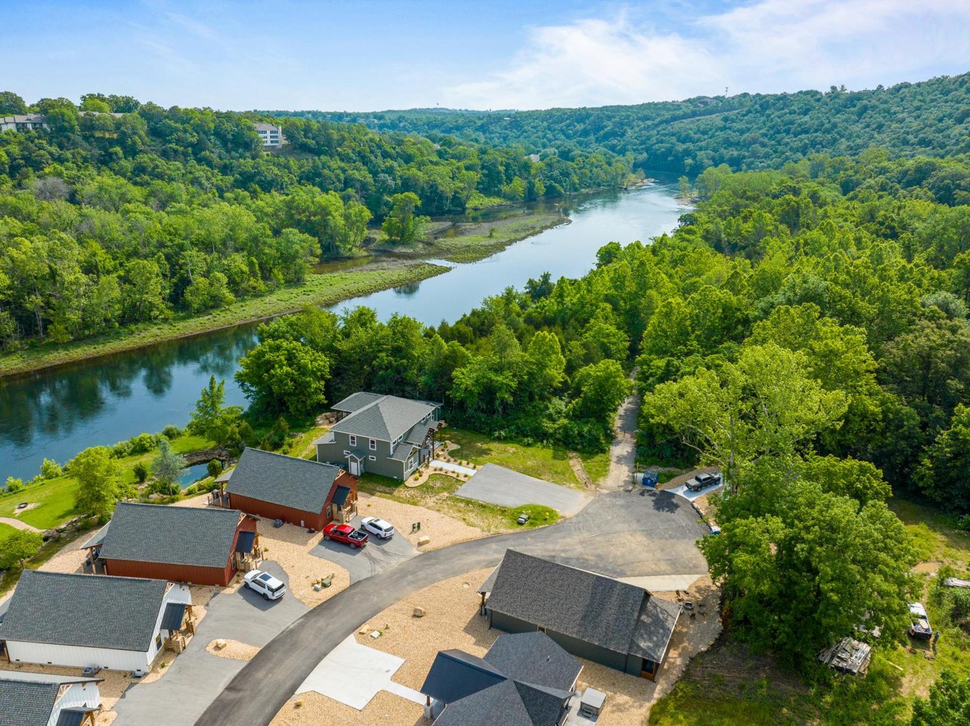 New Ozark Oasis Luxe Retreat With Hot Tub Hébergement de vacances Hollister