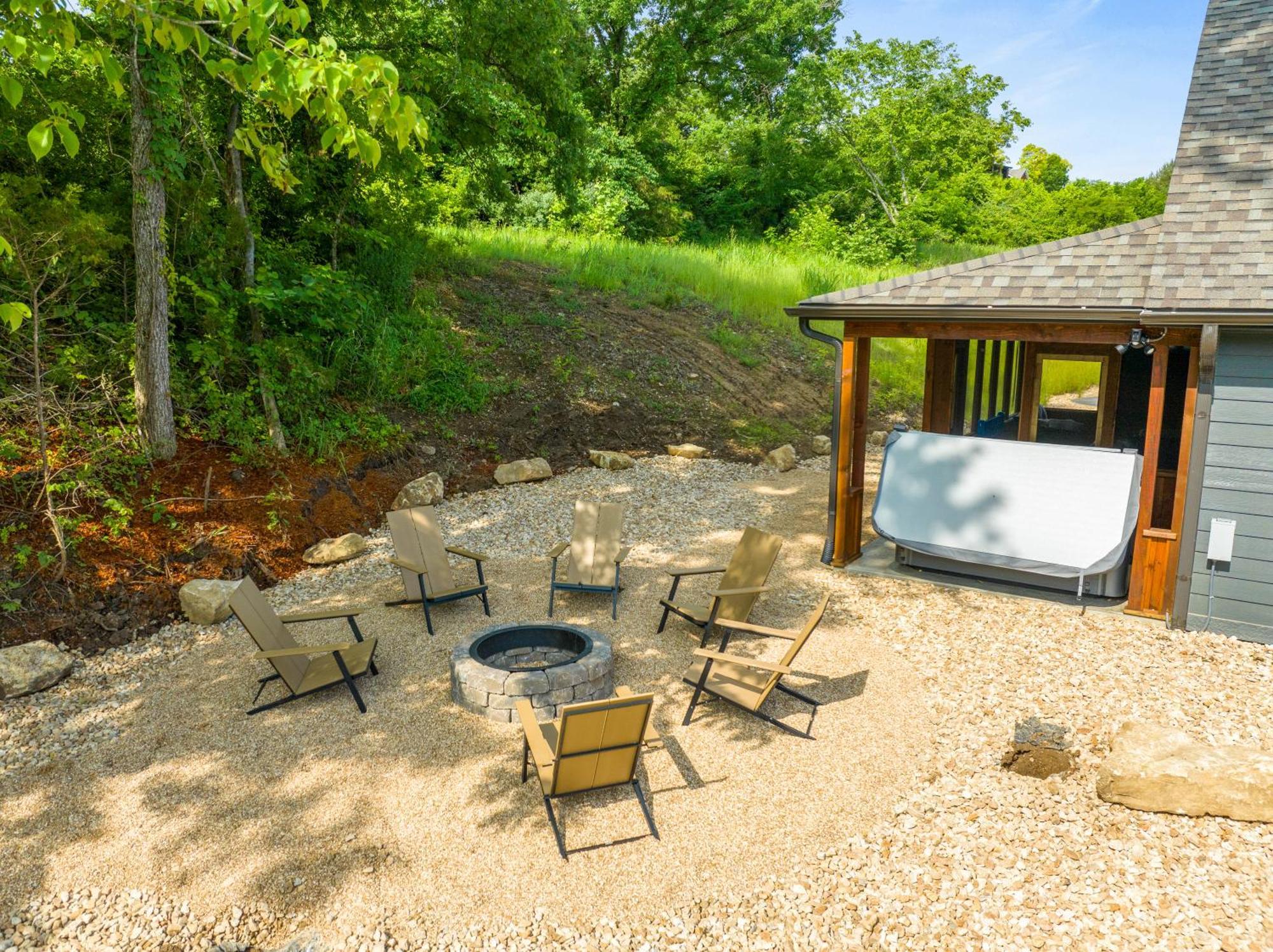 New Ozark Oasis Luxe Retreat With Hot Tub Hébergement de vacances